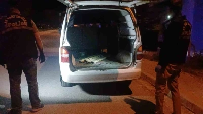 &quot;Dur&quot; ihtarına uymadı, araçla polis memuruna çarpıp kaçtı
