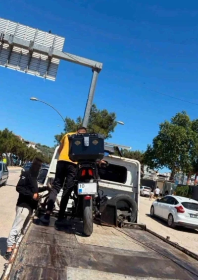 "Dur" ihtarına uymadı, ehliyetsiz &ccedil;ıktı: 240 bin lira ceza yedi
