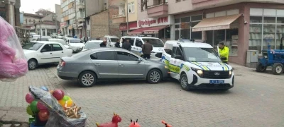 "Dur" ihtarına uymadı, ekip otosuna &ccedil;arptı: Yaya ka&ccedil;arken yakalandı
