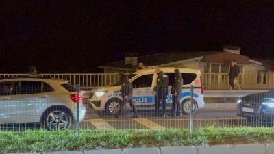 "Dur" ihtarına uymayan alkoll&uuml; s&uuml;r&uuml;c&uuml; polis aracına &ccedil;arptı: 3 g&ouml;zaltı
