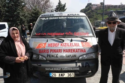 "Elmacı Dede" şehit polislerin hayrına elma dağıttı
