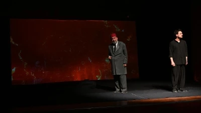 "Firavunla Y&uuml;z Y&uuml;ze" oyunu tiyatro severlerle buluştu
