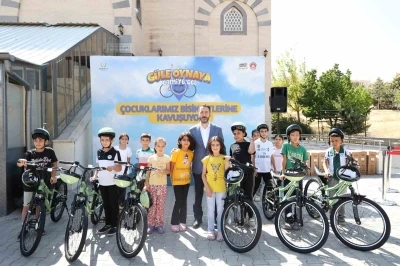 &quot;Güle oynaya camiye gel&quot; projesi çerçevesinde çocuklar bisikletlerine kavuşmaya devam ediyor
