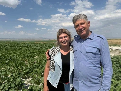 "Kız &ccedil;ocuğu yapamaz" diyenlere inat tarlada babasının sağ kolu oldu
