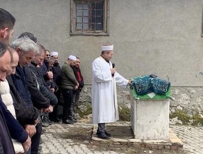 "K&ouml;y&uuml;n neşesi" engelli gen&ccedil; herkesi g&ouml;zyaşlarına boğdu: İmam ayakta durmakta g&uuml;&ccedil;l&uuml;k &ccedil;ekti
