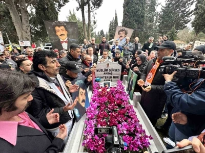 "M&uuml;sl&uuml;m Baba" unutulmadı: Sevenleri &ouml;l&uuml;m&uuml;n&uuml;n 13&rsquo;&uuml;nc&uuml; yılında mezarı başında buluştu
