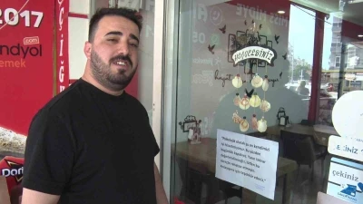 "Psikolojim bozuk" deyip d&uuml;kkanı a&ccedil;madı, cama astığı yazıyla dikkat &ccedil;ekti
