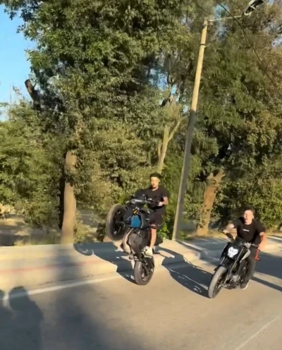 &quot;Sadece ölüler görür&quot; mesajına &quot;Polis de görür&quot; deyip gözaltına aldılar
