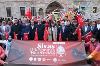 "Sivas Uluslararası Film Festivali" kortej y&uuml;r&uuml;y&uuml;ş&uuml;yle başladı
