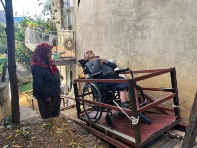 "&Uuml;vey oğlum" demedi, engelli oğluna eğitimi i&ccedil;in hamallık yaparak evine raylı sistem kurdu
