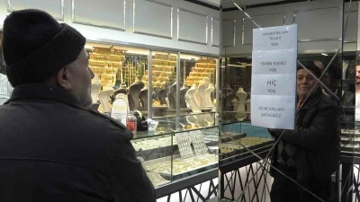 "Vallahi billahi yok" yazısı kuyumcuda izdihamı durduramadı
