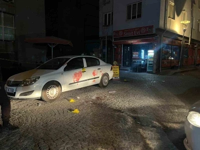 &quot;Yan baktın&quot; diyerek kuryeyi bıçaklayıp kaçtılar
