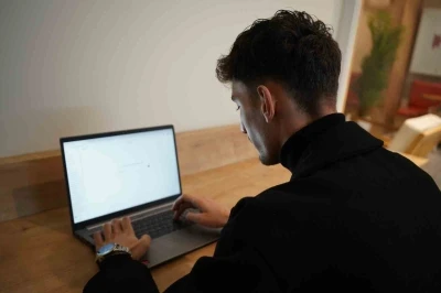 "Yapay zekanın tesellisi tehlike sa&ccedil;ıyor, muhakeme yeteneğini bloke ediyor"
