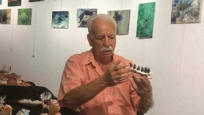 &quot;Yaşam kaynağım&quot; dediği denizden topladığı kabukları esere dönüştürdü
