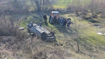 Radar paniği kazaya neden oldu: Otomobil şarampole devrildi
