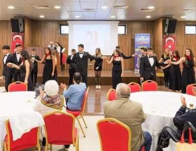 Radikal Okulları öğrencilerinden huzurevi ziyareti: Kuşaklar arası sevgi köprüsü
