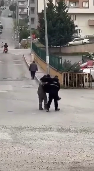 Rahatsızlanan yaşlı vatandaşı belediye iş&ccedil;ileri kucaklarında taşıdı
