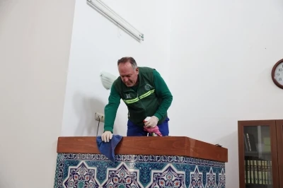 Ramazan ayı &ouml;ncesi Arnavutk&ouml;y&rsquo;de camiler g&uuml;l suyu ile temizleniyor
