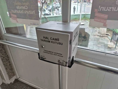 Ramazan ayında sadaka kutusunu kırıp paraları &ccedil;aldılar
