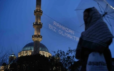 Ramazan ayının m&uuml;jdecisi mahyalar yanmaya başladı
