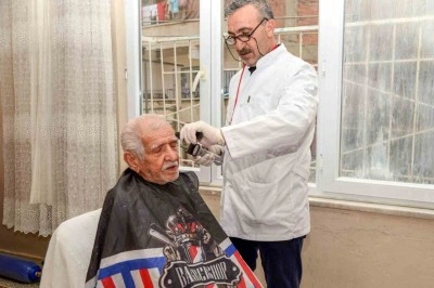 Ramazan Bayramı &ouml;ncesi yaşlılara evde berber hizmeti