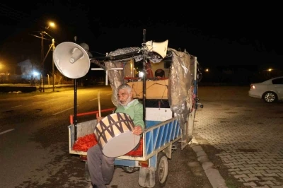 Ramazan davulcusundan hem geleneksel hem teknolojik y&ouml;ntem
