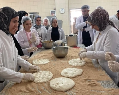Ramazan pidesinin &uuml;retimini yerinde g&ouml;rd&uuml;ler
