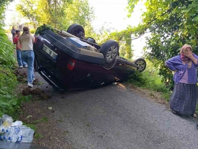 Rampada geri kayan otomobil takla attı: 4 yaralı
