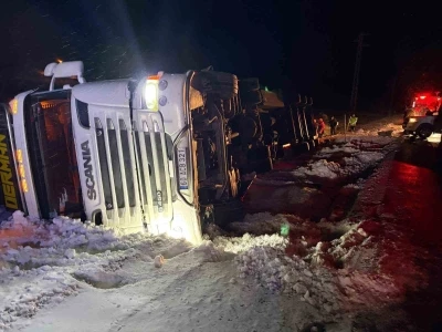 Refahiye&rsquo;de hayvan y&uuml;kl&uuml; tır kazası: 45 b&uuml;y&uuml;kbaş kurtarıldı
