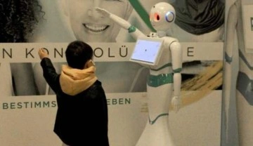 'Refakat&ccedil;i robot' Bursa'da tanıtıldı