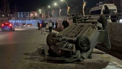 Ref&uuml;jdeki direğe &ccedil;arparak karşı şeride ge&ccedil;en otomobil takla attı: 2 yaralı