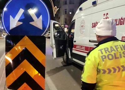 Refüjdeki trafik levhasına çarpan motosikletteki baba ve oğlu yaralandı
