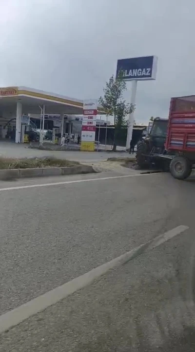 Refüjden yolun karşısına geçmek isteyen traktöre otomobil çarptı
