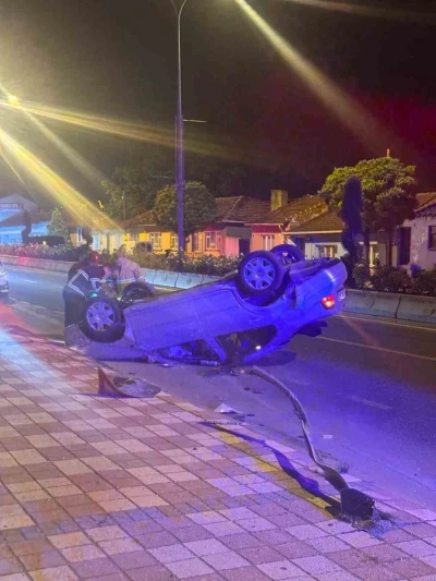 Ref&uuml;je &ccedil;arpan otomobil ters d&ouml;nd&uuml;: 2 yaralı
