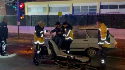 Ref&uuml;je &ccedil;arpan otomobilde s&uuml;r&uuml;c&uuml; yaralandı
