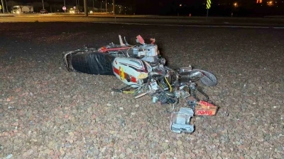 Ref&uuml;je &ccedil;arpıp par&ccedil;alanan motosiklette 2 kişi yaralandı
