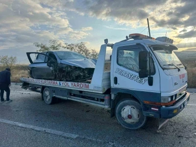 Refüje giren otomobilde 2 kişi yaralandı
