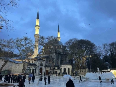 Regaip Kandili&rsquo;nde vatandaşlar Ey&uuml;psultan Camii&rsquo;ne akın etti
