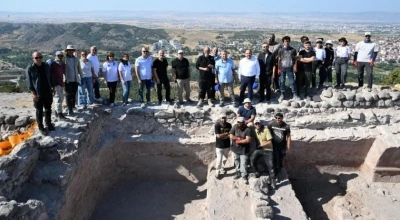 Rektör Adıgüzel, Karacahisar Kalesi kazı alanını ziyaret etti
