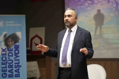 Rekt&ouml;r Akkaya lise &ouml;ğrencilerine etkili dinleme y&ouml;ntemlerini anlattı
