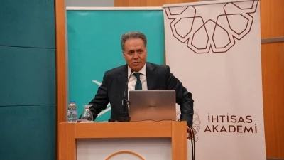 Rekt&ouml;r Akpolat, dijital &ccedil;ağda &uuml;niversitelerin geleceğini anlattı
