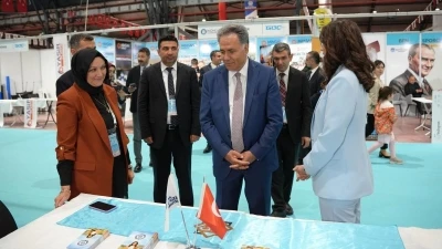 Rekt&ouml;r Akpolat, İpek Yolu Kariyer Fuarı&rsquo;ndaki stantları ziyaret etti
