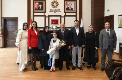 Rekt&ouml;r &Ccedil;akmak&rsquo;tan 23 Nisan jesti: Koltuk Asya Mina&rsquo;ya emanet
