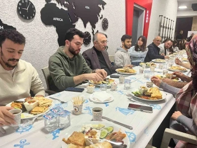 Rekt&ouml;r G&ouml;ktaş, &ccedil;alışan &ouml;ğrencilerle sahurda buluştu
