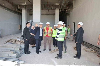 Rekt&ouml;r Kent, Diş Hekimliği Fak&uuml;ltesi hastahane binası inşaatında incelemelerde bulundu
