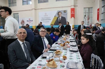 Rekt&ouml;r &Ouml;z&ouml;l&ccedil;er, iftar buluşmasında &ouml;ğrencilerle bir araya geldi
