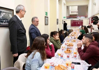 Rekt&ouml;r Prof. Dr. Altun, Eczacılık Fak&uuml;ltesi &ouml;ğrencileri ile iftar yaptı

