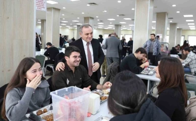 Rekt&ouml;r Prof. Dr. Altun, &ouml;ğrenciler ile yemek yedi
