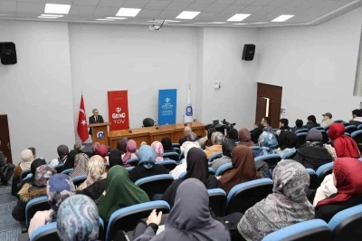 Rekt&ouml;r Prof. Dr. Altun, &ouml;ğrencilerle kitap tahlili yaptı
