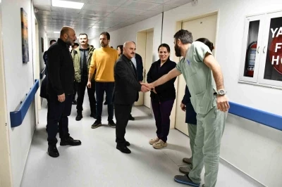 Rekt&ouml;r S&ouml;zbir sağlık &ccedil;alışanları, hasta ve yakınları ile bayramlaştı
